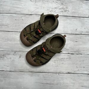 Keen kids sandals green and orange details 11